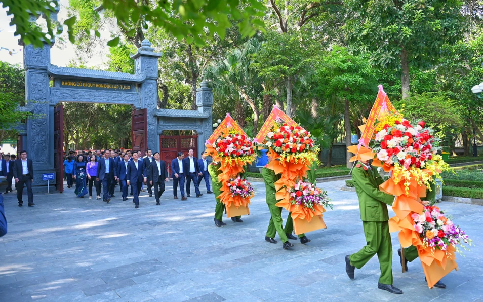 Đoàn đại biểu 3 tỉnh Nghệ An, Thanh Hóa, Hà Tĩnh dâng hương tại Khu Di tích Quốc gia đặc biệt Kim Liên