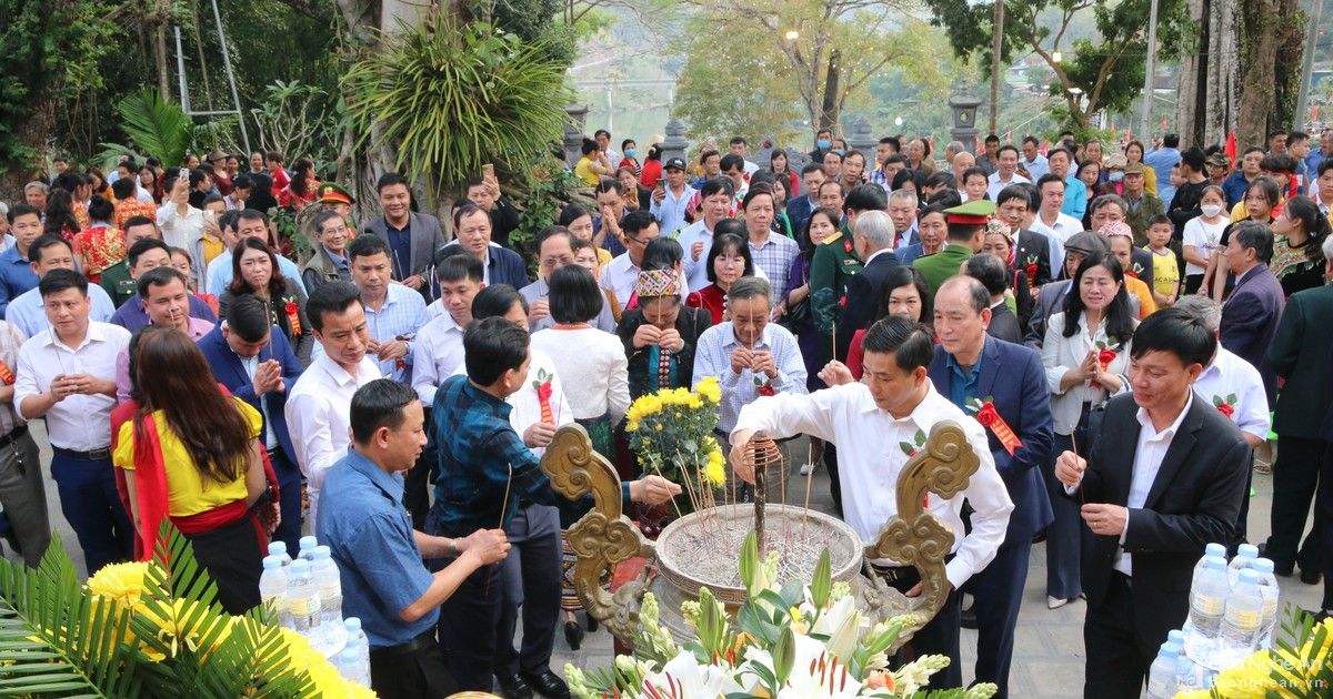 Hàng nghìn người dân, du khách thập phương về khai hội đền Vạn - Cửa Rào