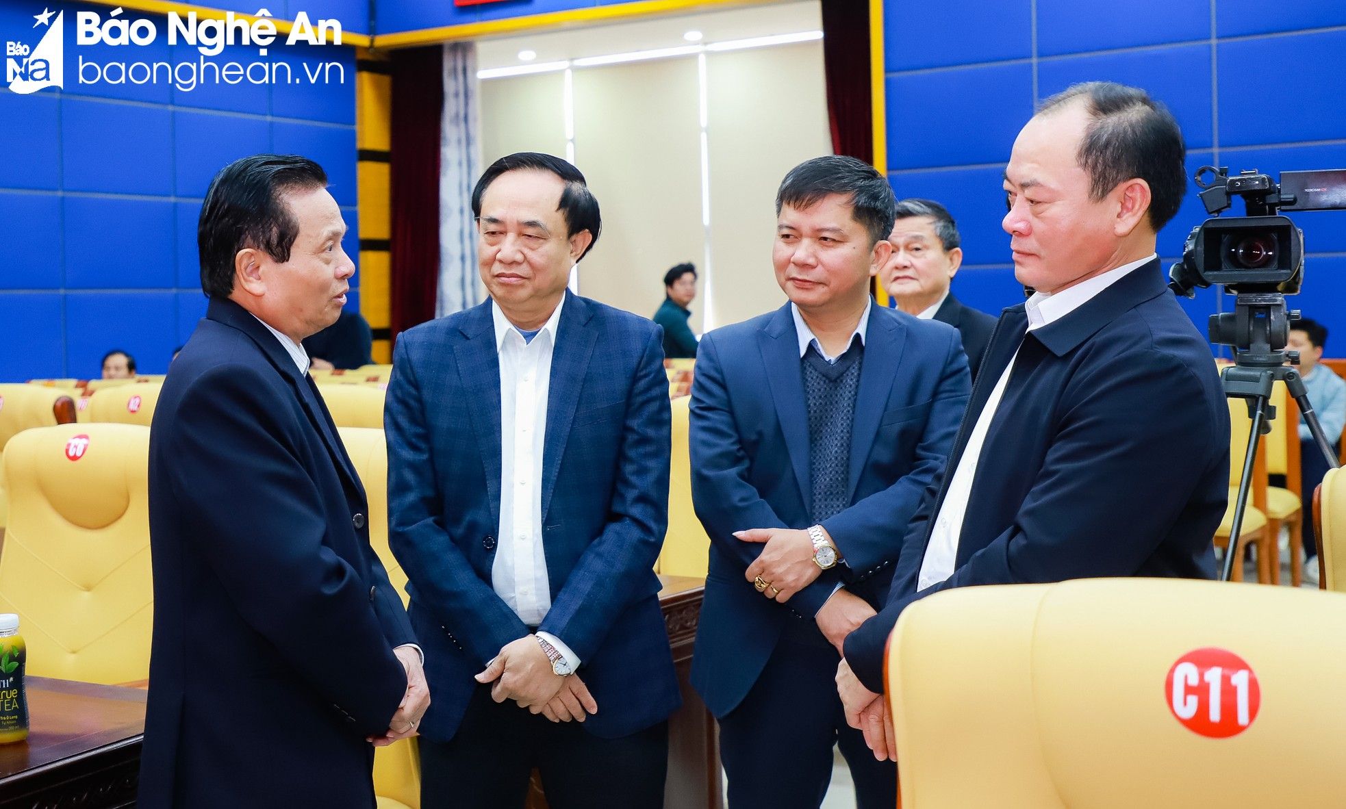 bna-ong-le-doan-hop-chu-tich-hoi-dong-huong-nghe-an-o-ha-noi-trao-doi-cung-lanh-dao-mot-so-so-nganh-cua-tinh-8573.jpg