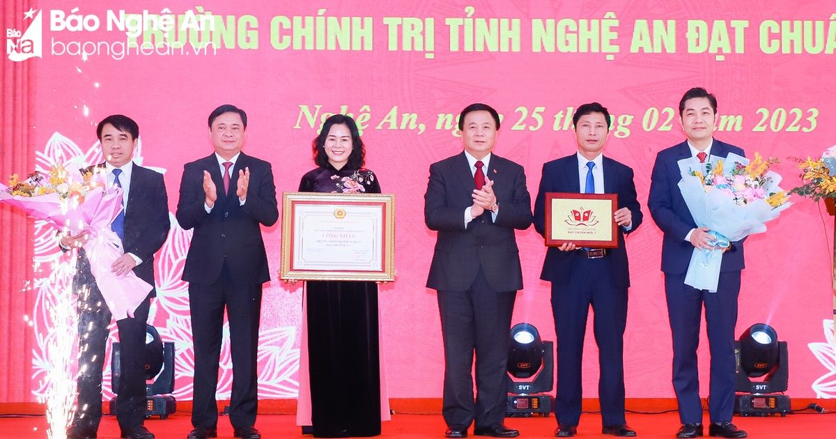 Trường Chính trị tỉnh Nghệ An đón Bằng công nhận đạt chuẩn mức 1