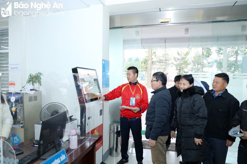 can-bo-trung-tam-phuc-vu-hanh-chinh-cong-tinh-huong-dan-nguoi-dan-dang-ky-thu-tu-lam-thu-tuc-hanh-chinh-anh-nguyen-nguyen-9679.jpg