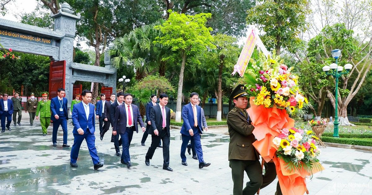 Trưởng Ban Kinh tế Trung ương Trần Tuấn Anh dâng hoa, dâng hương tưởng niệm Chủ tịch Hồ Chí Minh