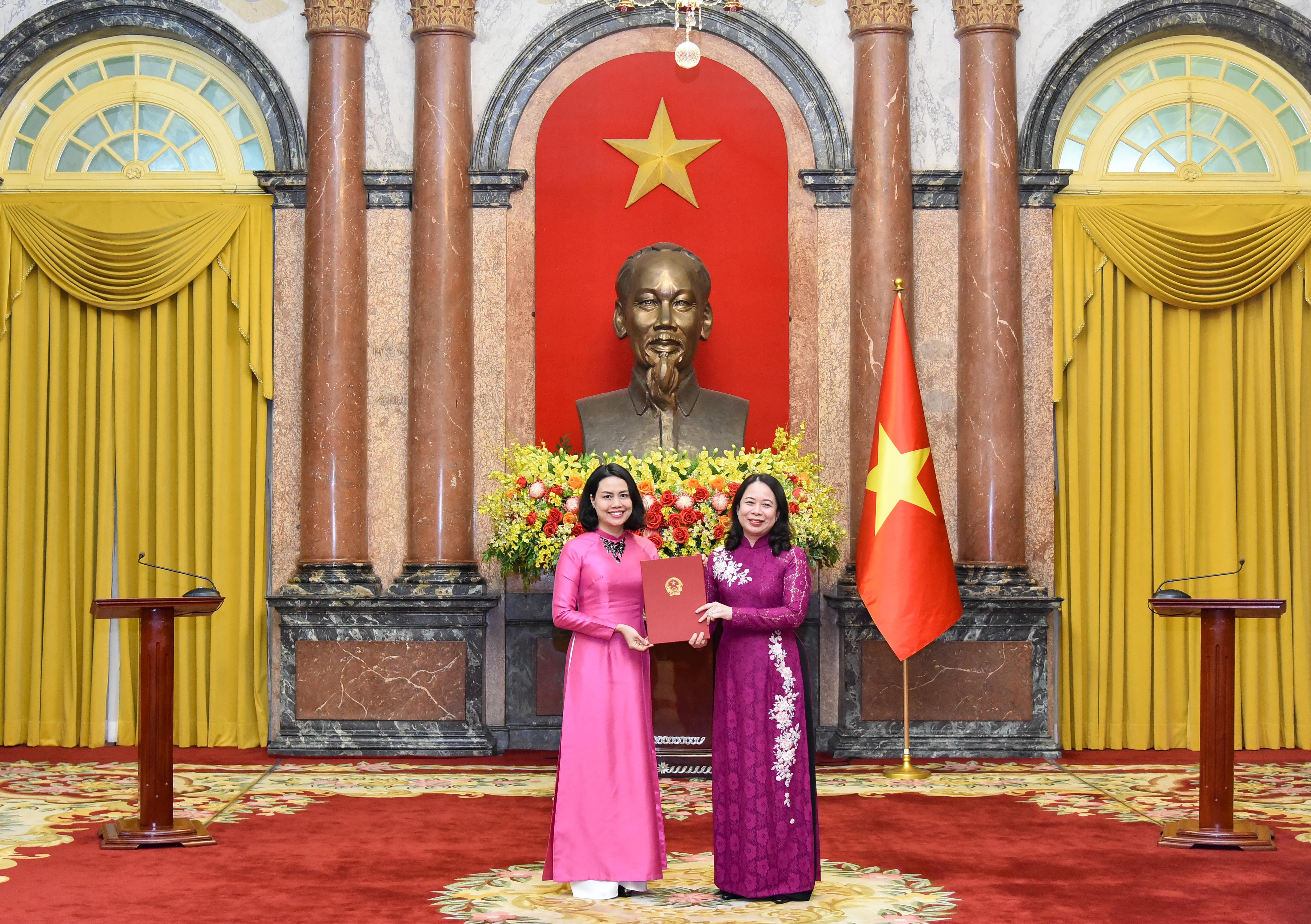 Quyền Chủ tịch nước Võ Thị Ánh Xuân trao quyết định bổ nhiệm 15 Đại sứ