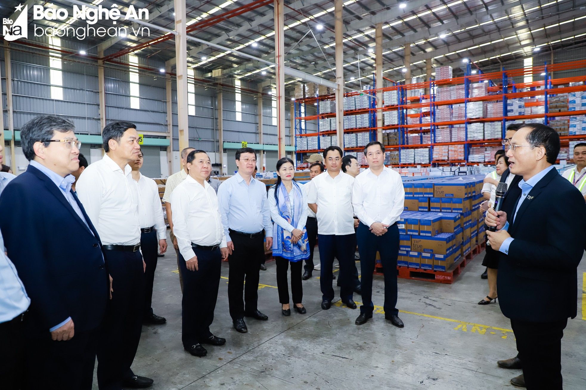 bna-2-bna-doan-cong-tac-cac-dong-chi-uy-vien-du-khuyet-ban-chap-hanh-trung-uong-dang-va-lanh-dao-tinh-tham-quan-day-chuyen-dong-goi-phan-phoi-sua-cua-tap-doan-th-3816--n1.jpg