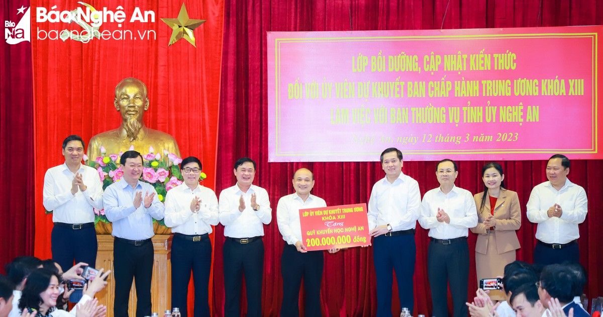 Lớp bồi dưỡng, cập nhật kiến thức đối với Ủy viên dự khuyết Ban Chấp hành Trung ương Đảng khóa XIII làm việc với Ban Thường vụ Tỉnh ủy Nghệ An