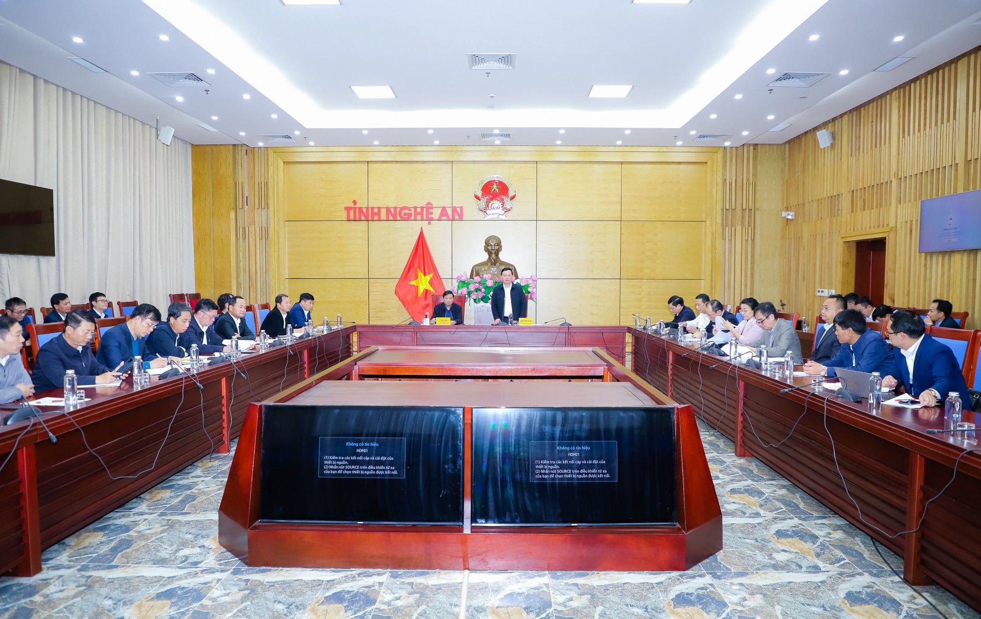 toan-canh-cuoc-hop-cua-ban-chi-dao-cac-cong-trinh-du-an-trong-diem-cua-tinh-nganh-giao-thong-van-tai-8254.jpg