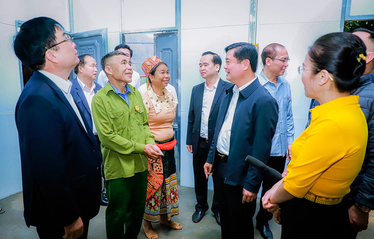 bi-thu-tinh-uy-thai-thanh-quy-va-cac-dong-chi-lanh-dao-tinh-tro-chuyen-chia-vui-cung-gia-dinh-ong-kha-van-thang-ban-hong-tien-xa-chieu-luu-ky-son-thanh-duy.jpg