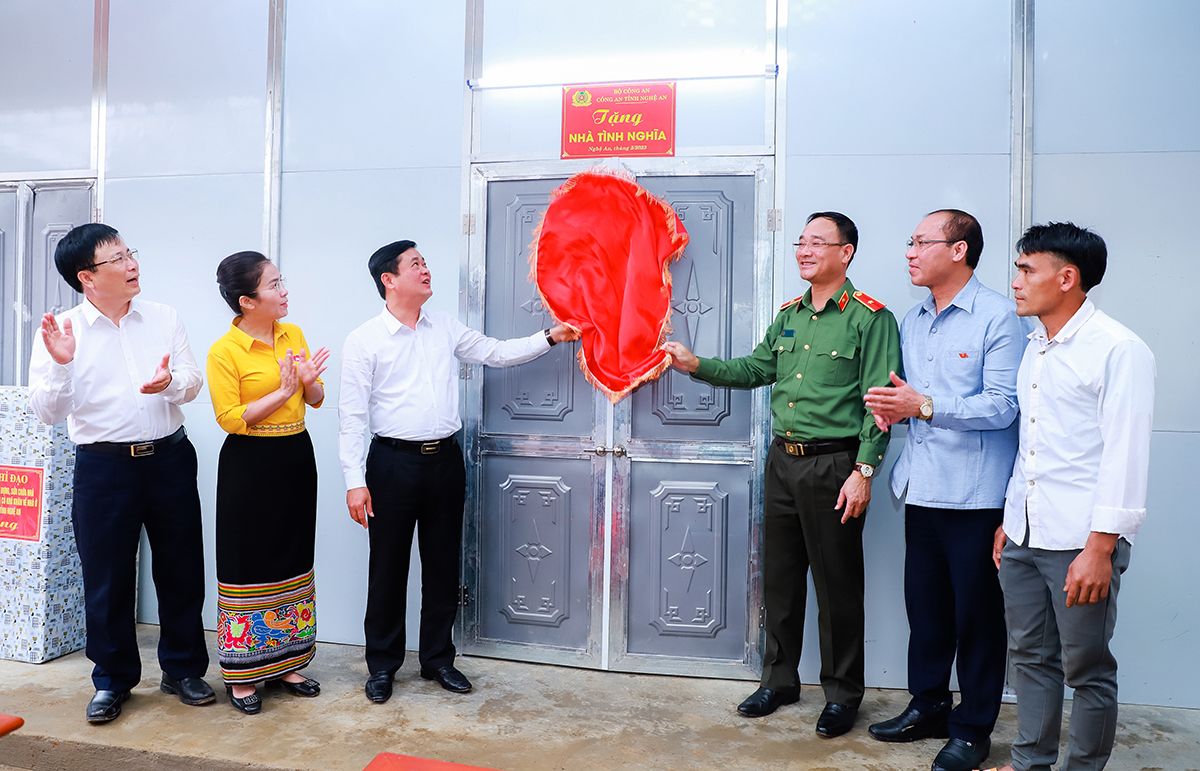 trao-nha-cho-anh-cut-van-an-mot-ho-ngheo-thuoc-ban-luu-tien-xa-chieu-luu.jpg