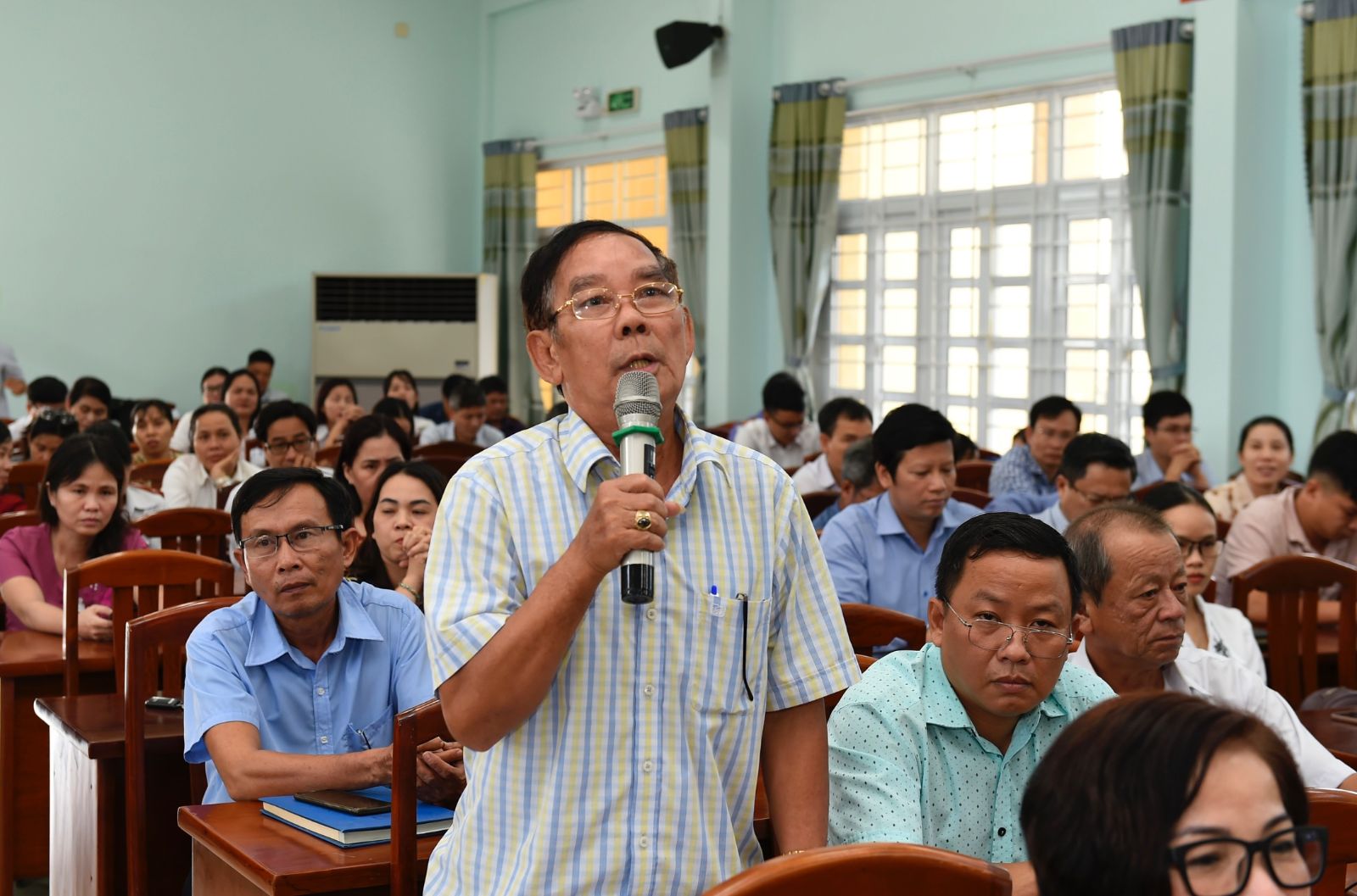 cu-tri-binh-inh-kien-nghi-trong-mot-buoi-tiep-xuc-voi-ai-bieu-dan-cu---anh-gia-han.jpg