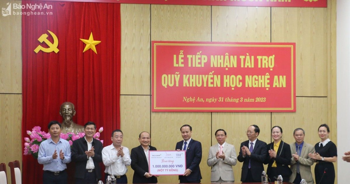 Các doanh nghiệp, cá nhân ủng hộ 2 tỷ đồng cho Quỹ Khuyến học Nghệ An