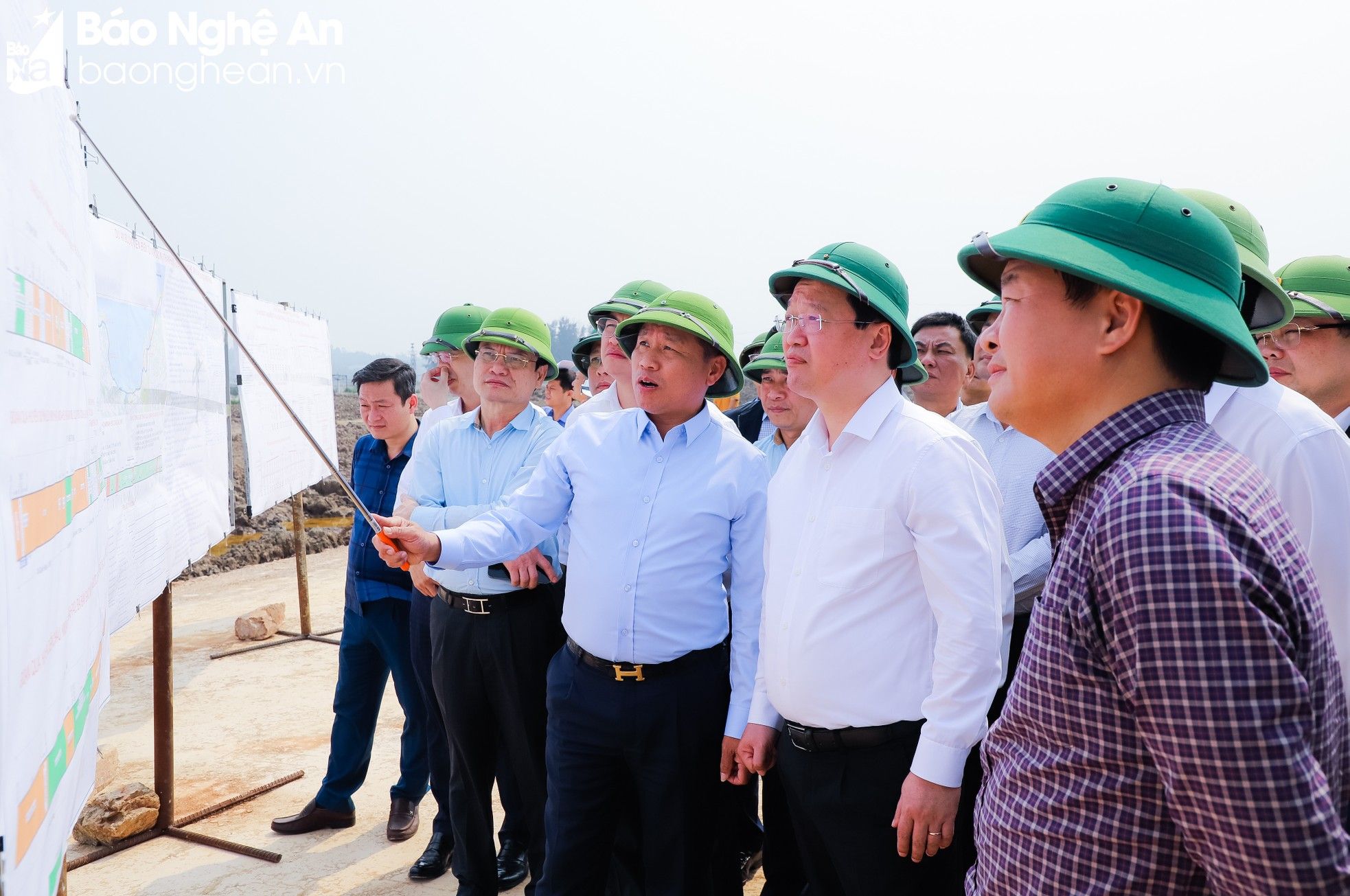 bna-chu-tich-ubnd-tinh-nguyen-duc-trung-nghe-lanh-dao-so-gtvt-bao-cao-tien-do-trien-khai-du-an-5395.jpg