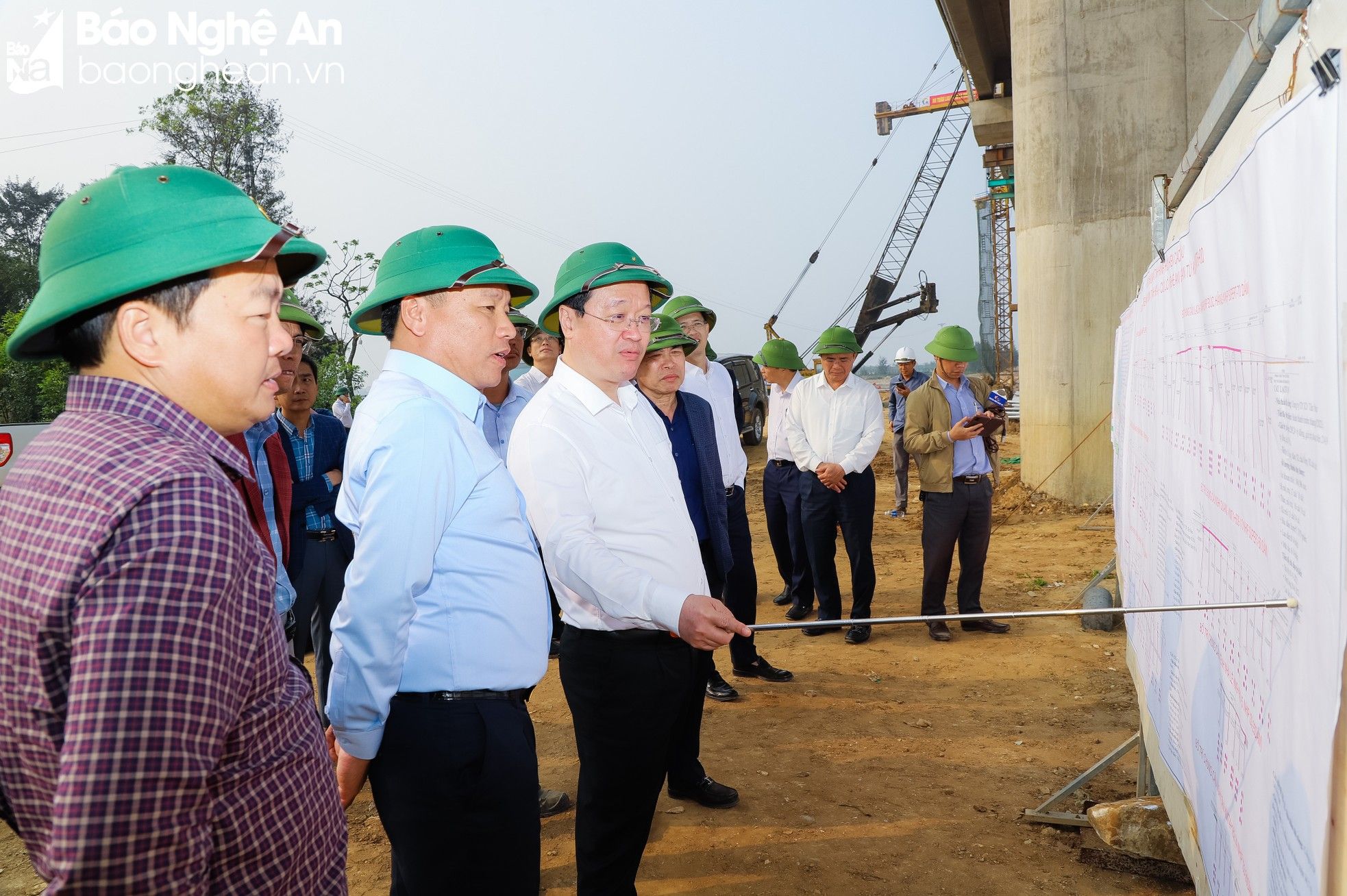 bna-chu-tich-ubnd-tinh-nguyen-duc-trung-yeu-cau-nha-thau-day-nhanh-tien-do-thi-cong-dac-biet-la-nhung-doan-da-ban-giao-mat-bang-7720--n1.jpg
