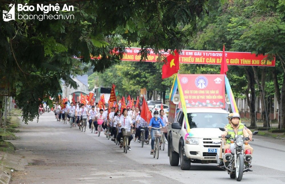 chinh-quyen-va-nhan-dan-huyen-que-phong-dieu-hanh-huong-ung-ngay-quoc-te-tre-em-gai-anh-my-ha-3465-6027.jpg