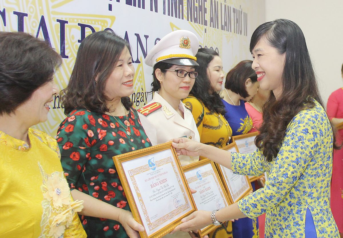 chu-tich-hoi-lhpn-tinh-nguyen-thi-quynh-hoa-khen-thuong-cac-ca-nhan-dien-hinh-tien-tien-cua-phu-nu-nghe-an-giai-doan-2015-2020-anh-mai-hoa.jpg