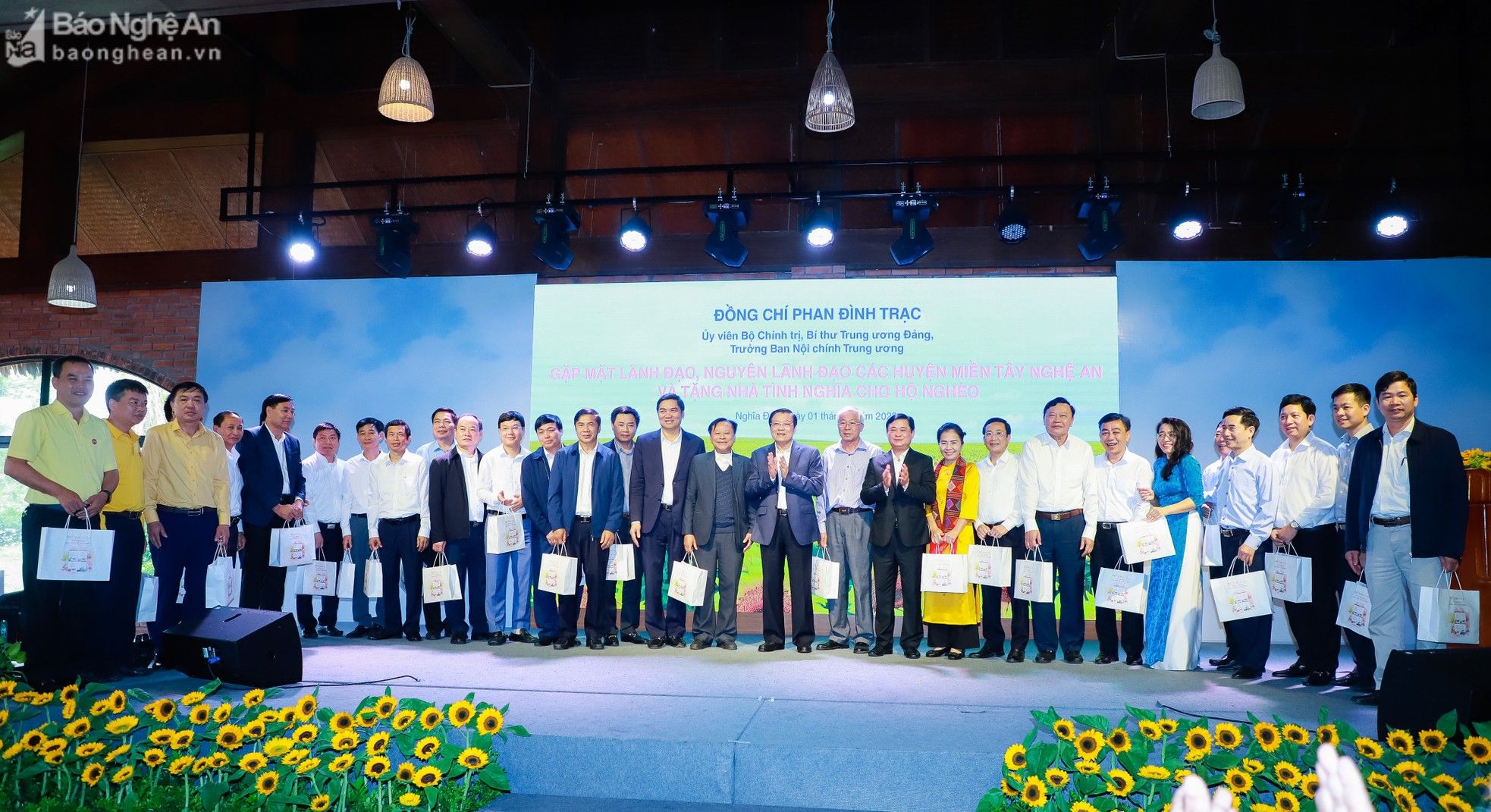 5-ong-trac-tang-qua-luu-niem-cho-lanh-dao-nguyen-lanh-dao-cac-huyen-mien-tay-bac-nghe-an-590.jpg