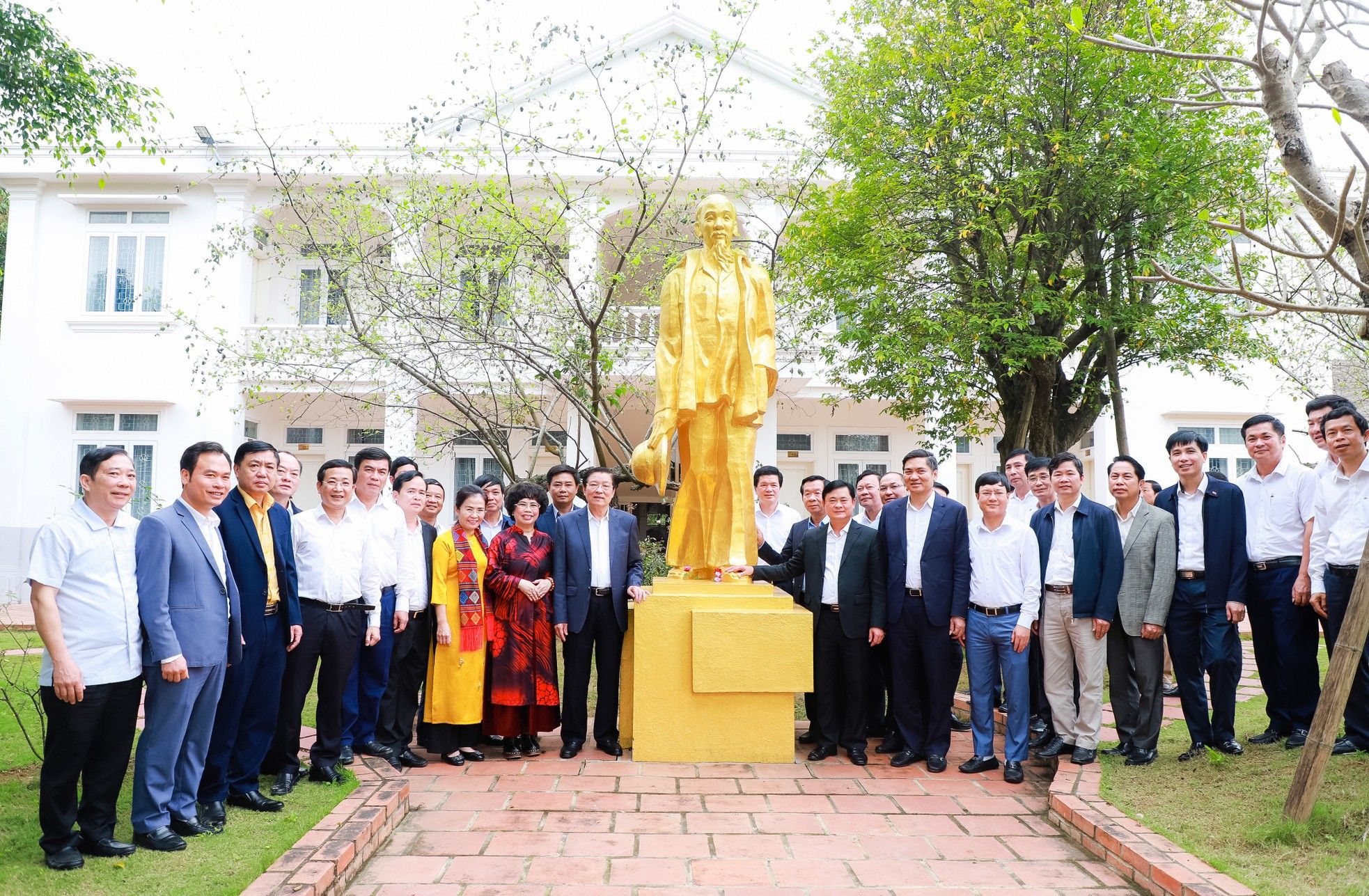 7-ong-trac-chup-anh-luu-niem-cung-lanh-dao-tinh-va-lanh-dao-nguyen-lanh-dao-11-huyen-mien-tay-nghe-an-va-lanh-dao-tap-doan-th-7014.jpg
