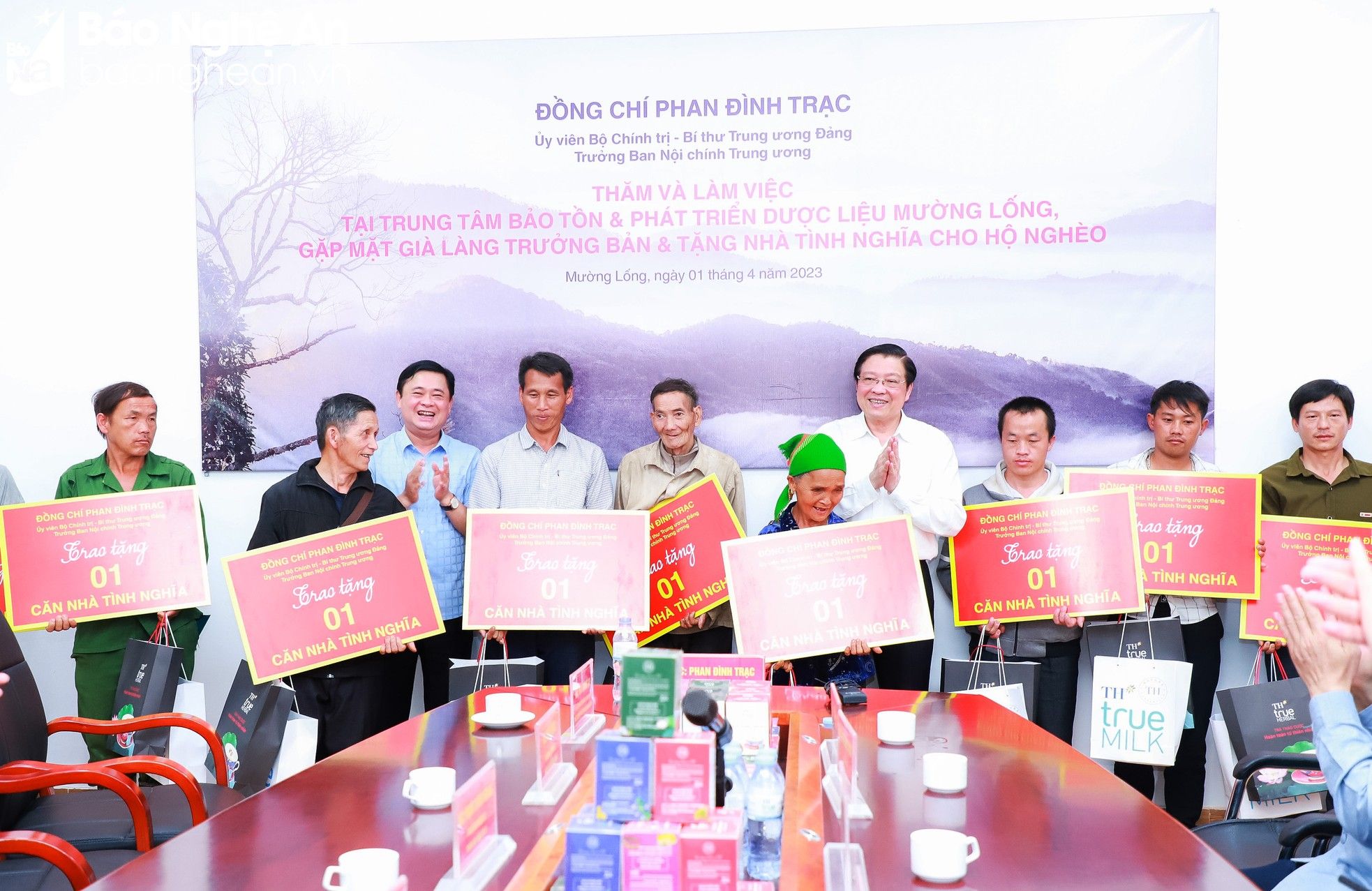 bna-14-tea-nha-cho-ho-ngheo-7589.jpg