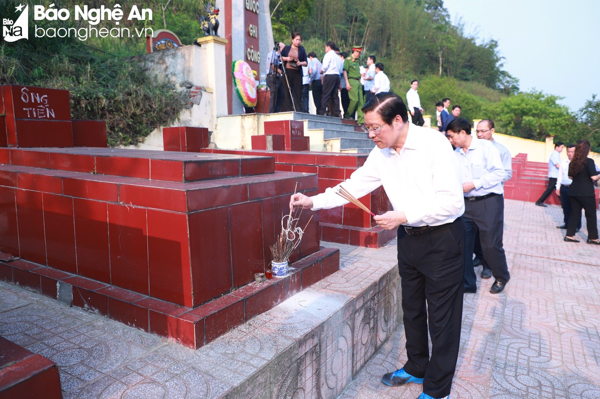bna-4-ong-trac-thap-huong-7276.jpg