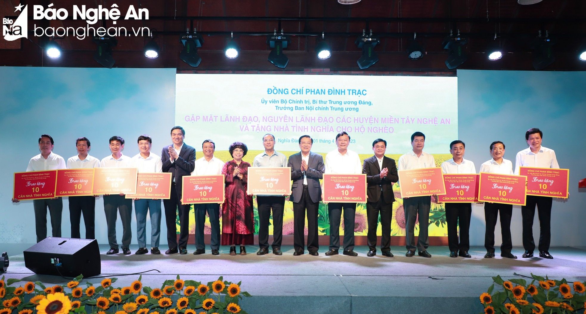 bna-dong-chi-phan-dinh-tractrao-ho-tro-xay-dung-110-ngoi-nha-cho-11-huyen-mien-nui-tinh-nghe-an-6599.jpg