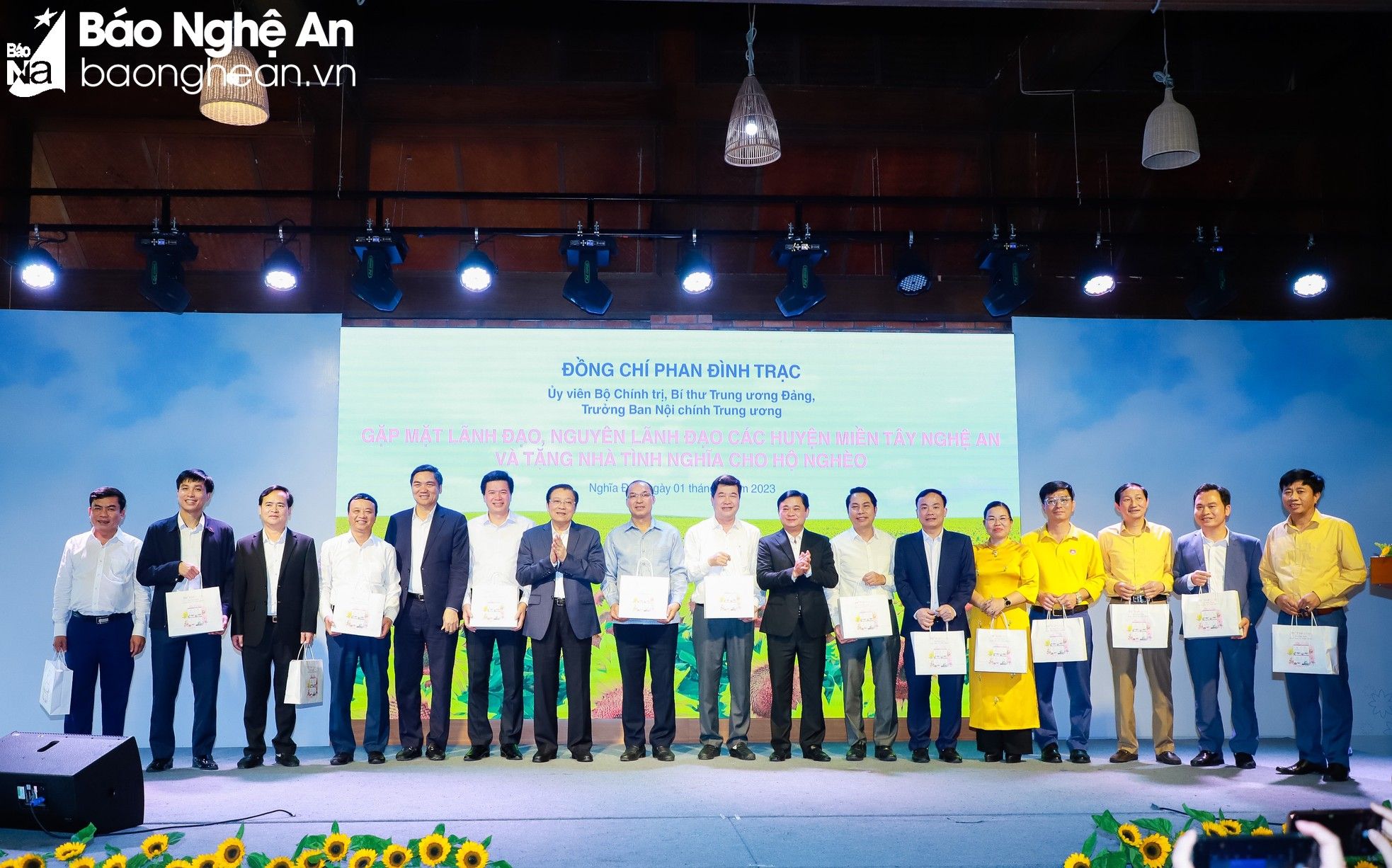 bna-phan-dinh-trac-tang-qua-luu-niem-cho-lanh-dao-nguyen-lanh-dao-cac-huyen-mien-tay-nam-nghe-an-4551.jpg