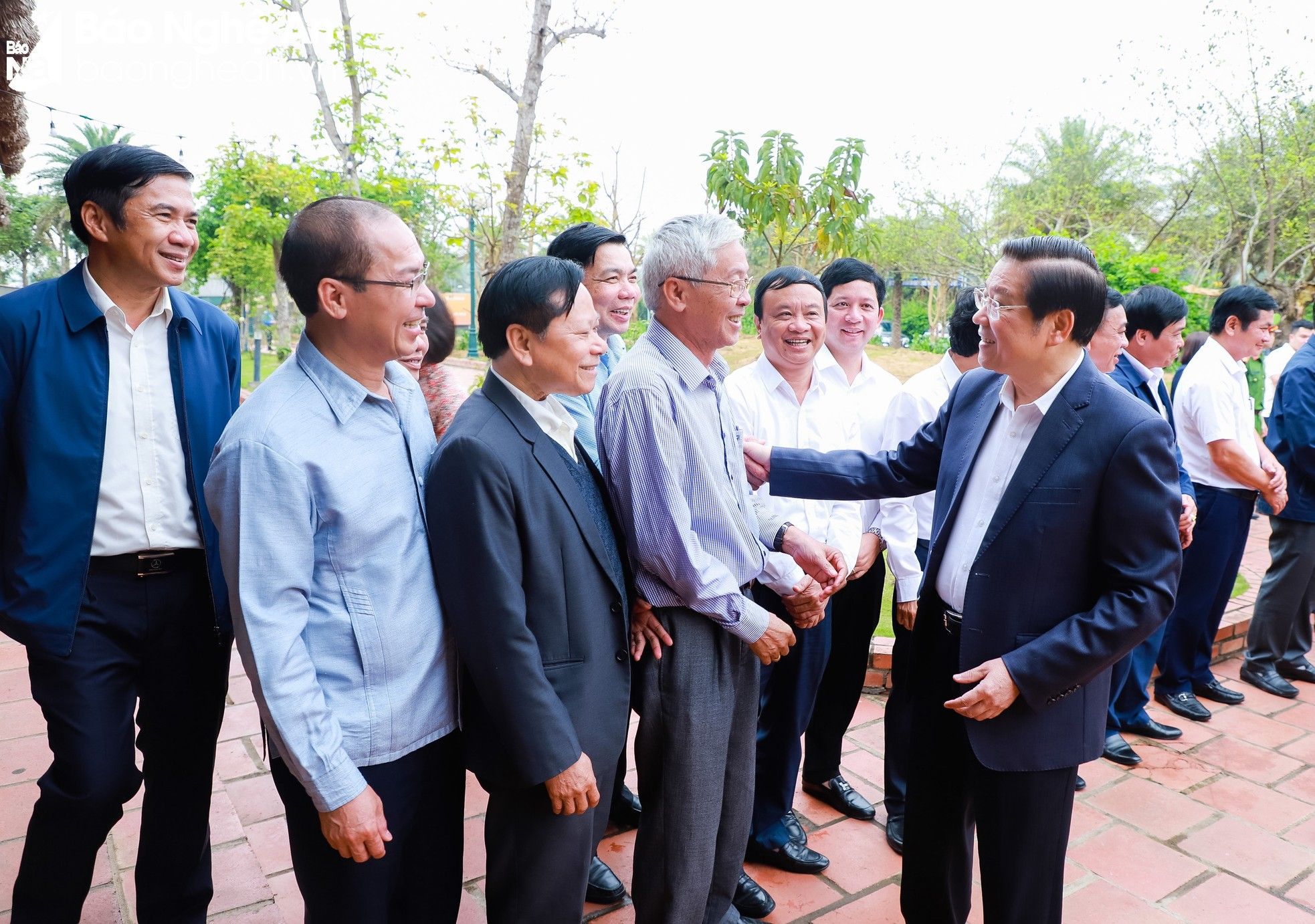bna-tro-chuyen-cac-dong-chi-lanh-dao-nguyen-lanh-dao-cac-huyen-mien-tay-nghe-an-6909.jpg