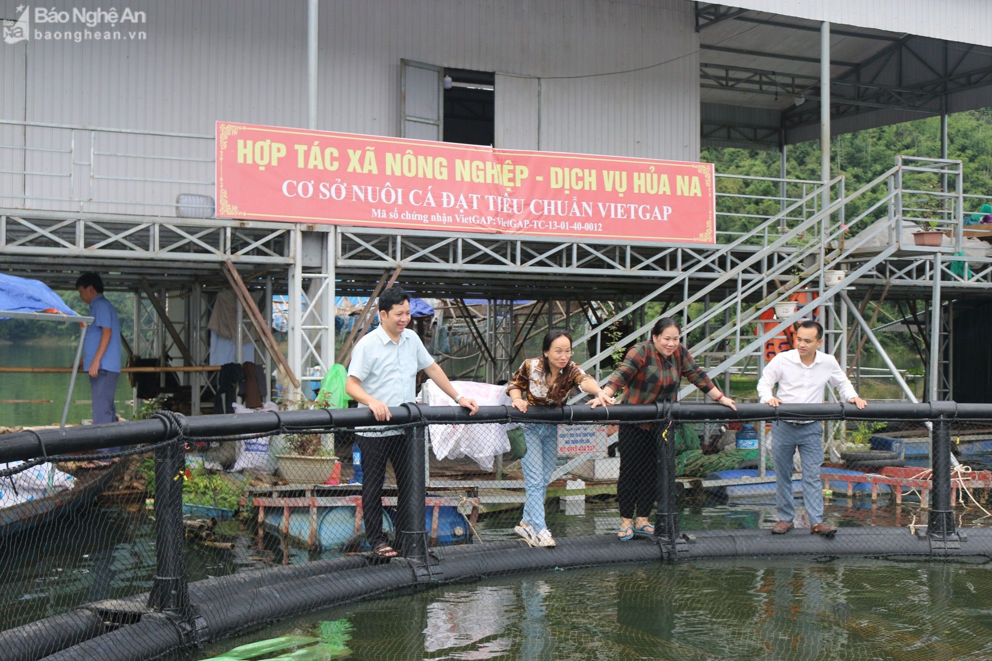 dong-chi-duong-hoang-vu-chu-tich-ubnd-huyen-que-phong-kiem-tra-mo-hinh-nuoi-ca-long-o-long-ho-thuy-dien-hua-na-anh-dang-cuong-2127.jpg