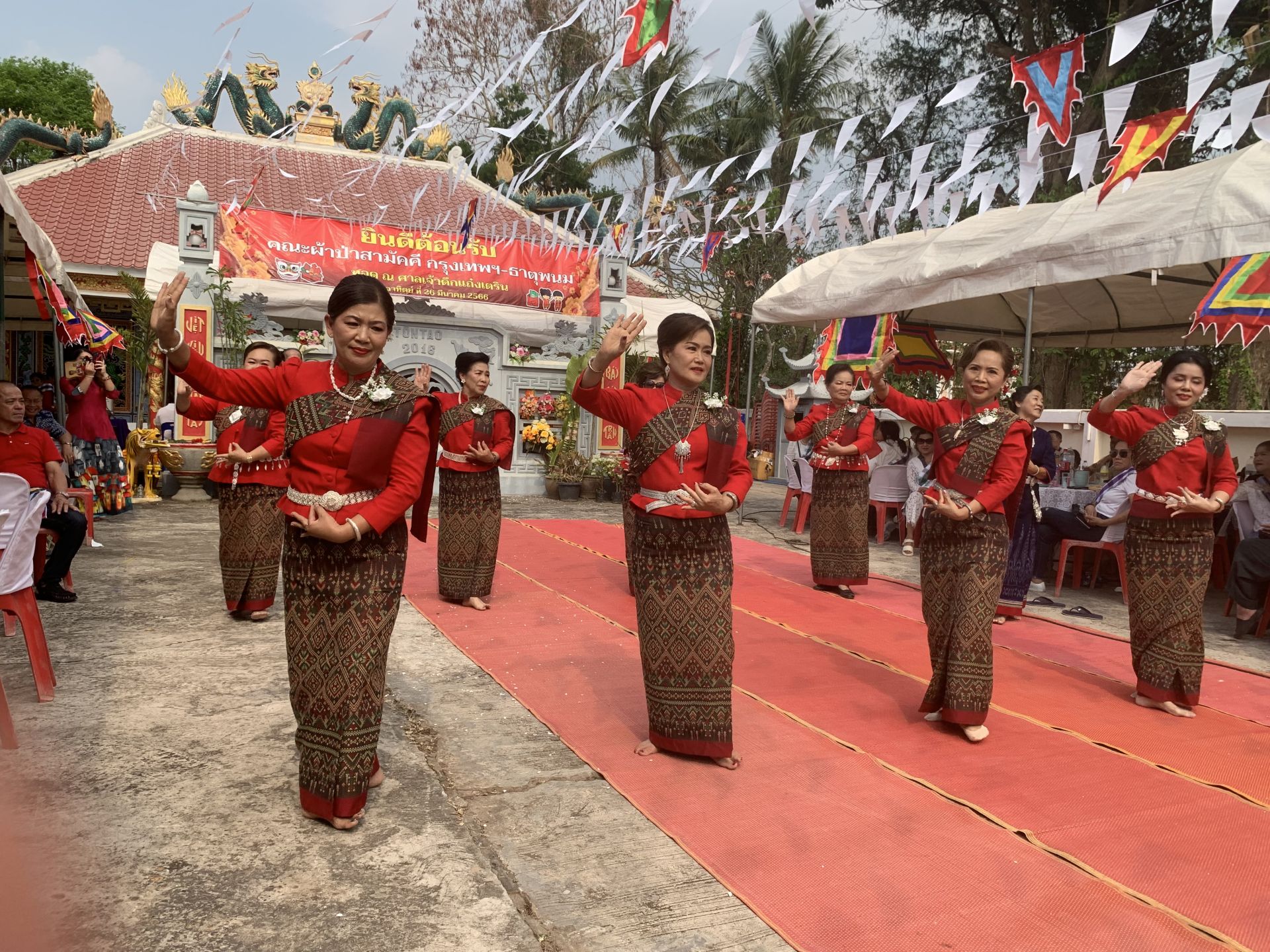 Mua-hat-cua-Viet-kieu-tai-Le-hoi-uc-Thanh-Tran-o-That-Phanom-Thai-Lan.jpg