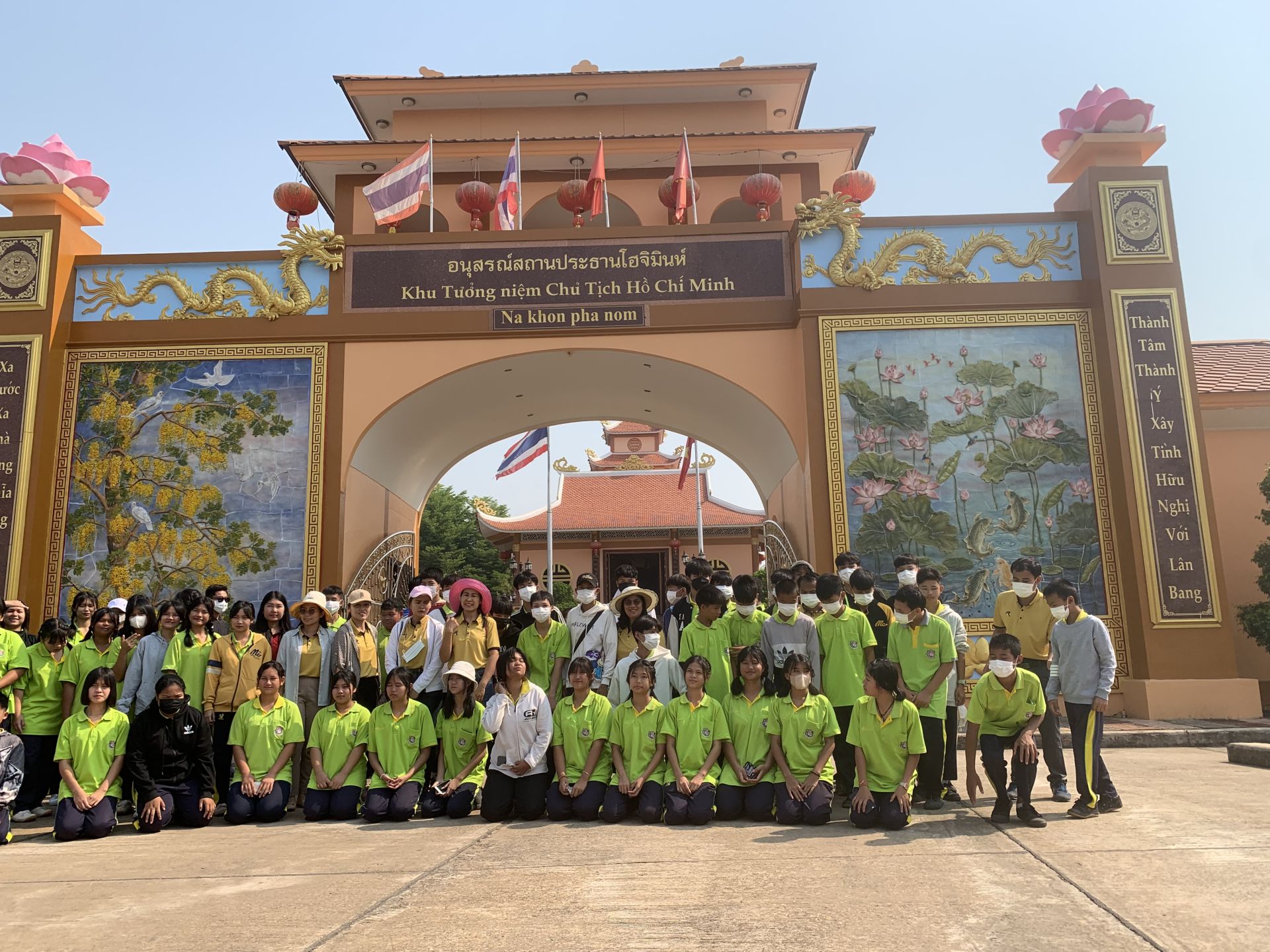 oan-hoc-sinh-THCS-o-Bung-Can-Thai-Lan-truoc-khi-vao-tham-quan-Khu-tuong-niem-Bac-Ho.jpg