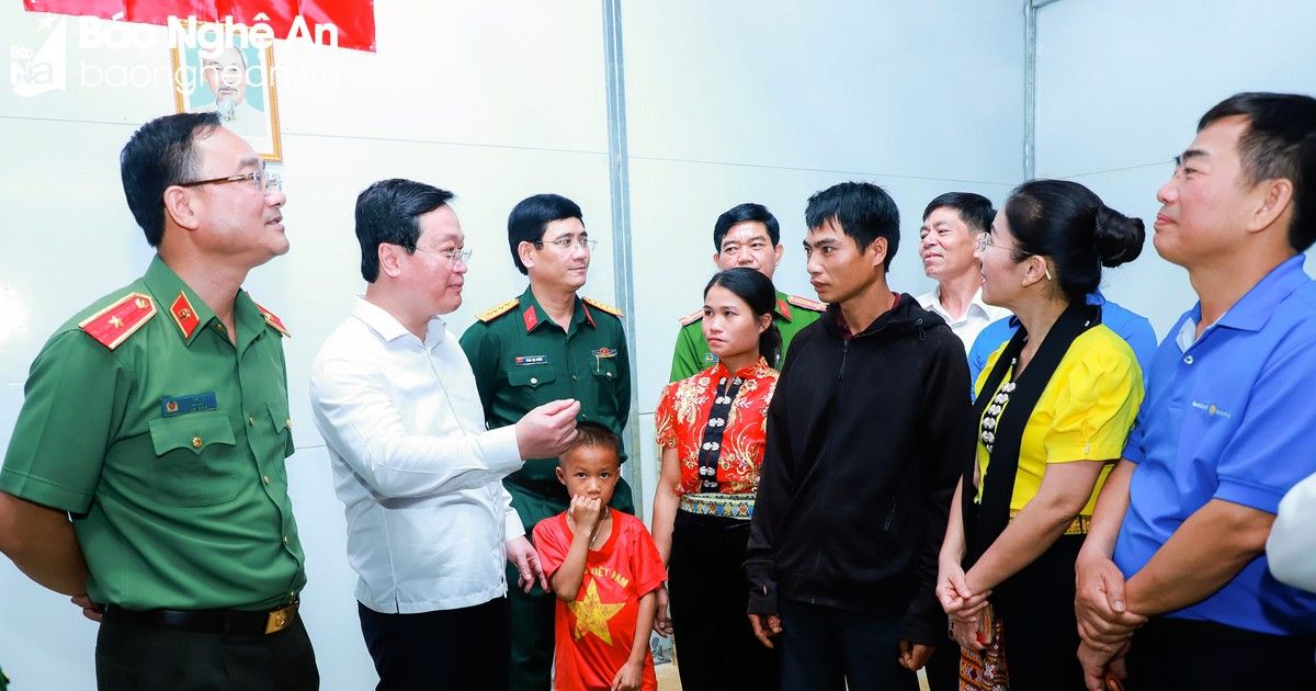 Chủ tịch UBND tỉnh bàn giao nhà cho người nghèo tại xã biên giới Tri Lễ, Quế Phong