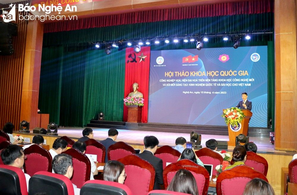 bna-pgsts-bui-huy-nhuong-pho-hieu-truong-truong-dai-hoc-kinh-te-quoc-dan-phat-bieu-de-dan-hoi-thao-anh-mh-8505.jpg