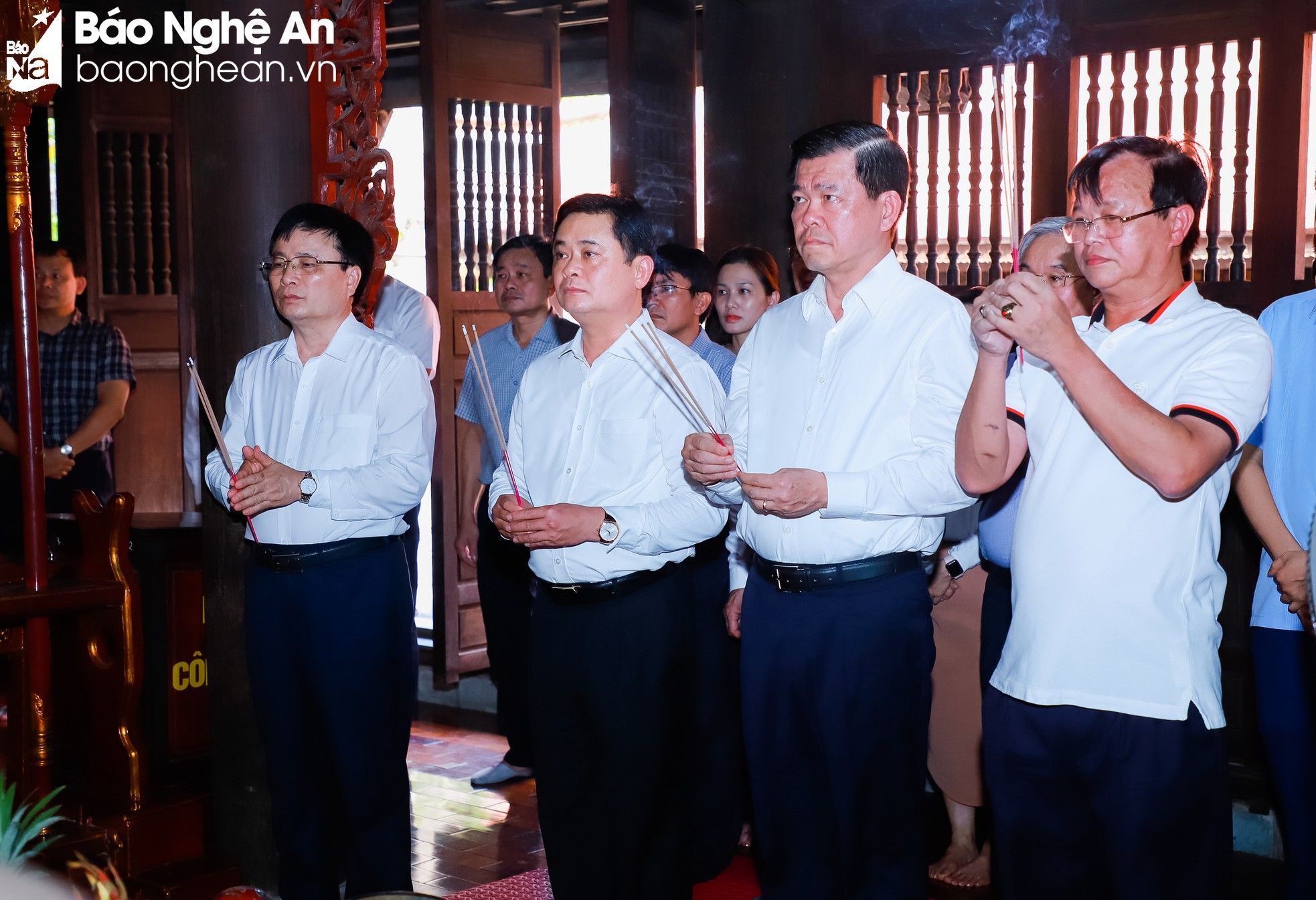 bna-cac-dong-chi-lanh-dao-tinh-dong-nai-va-nghe-an-dang-huong-tai-den-tho-hoang-de-quang-trung-4189--n1.jpg