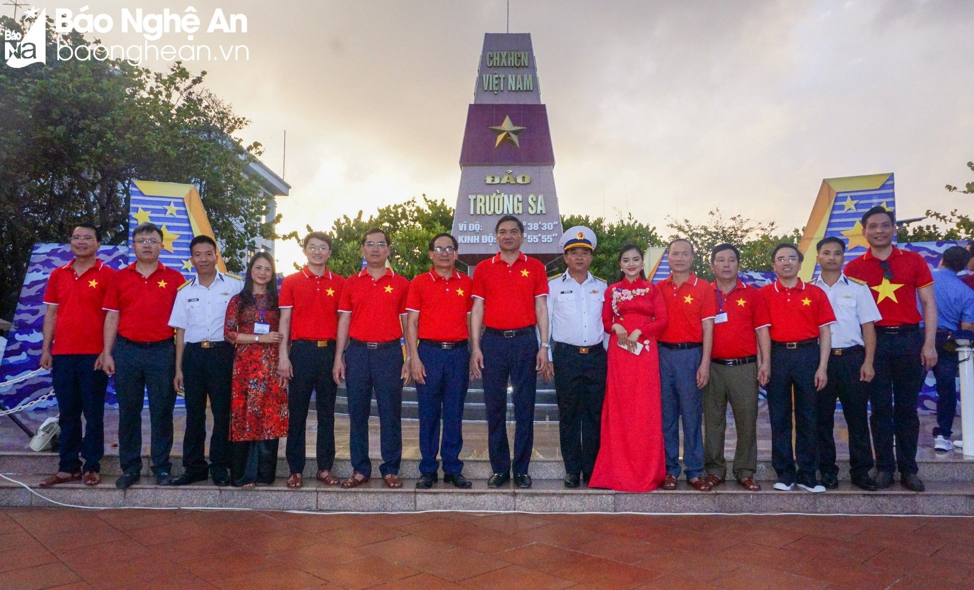 bna-doan-cong-tac-chup-anh-tai-dao-truong-sa-anh-manh-hung-3366--n1.jpg
