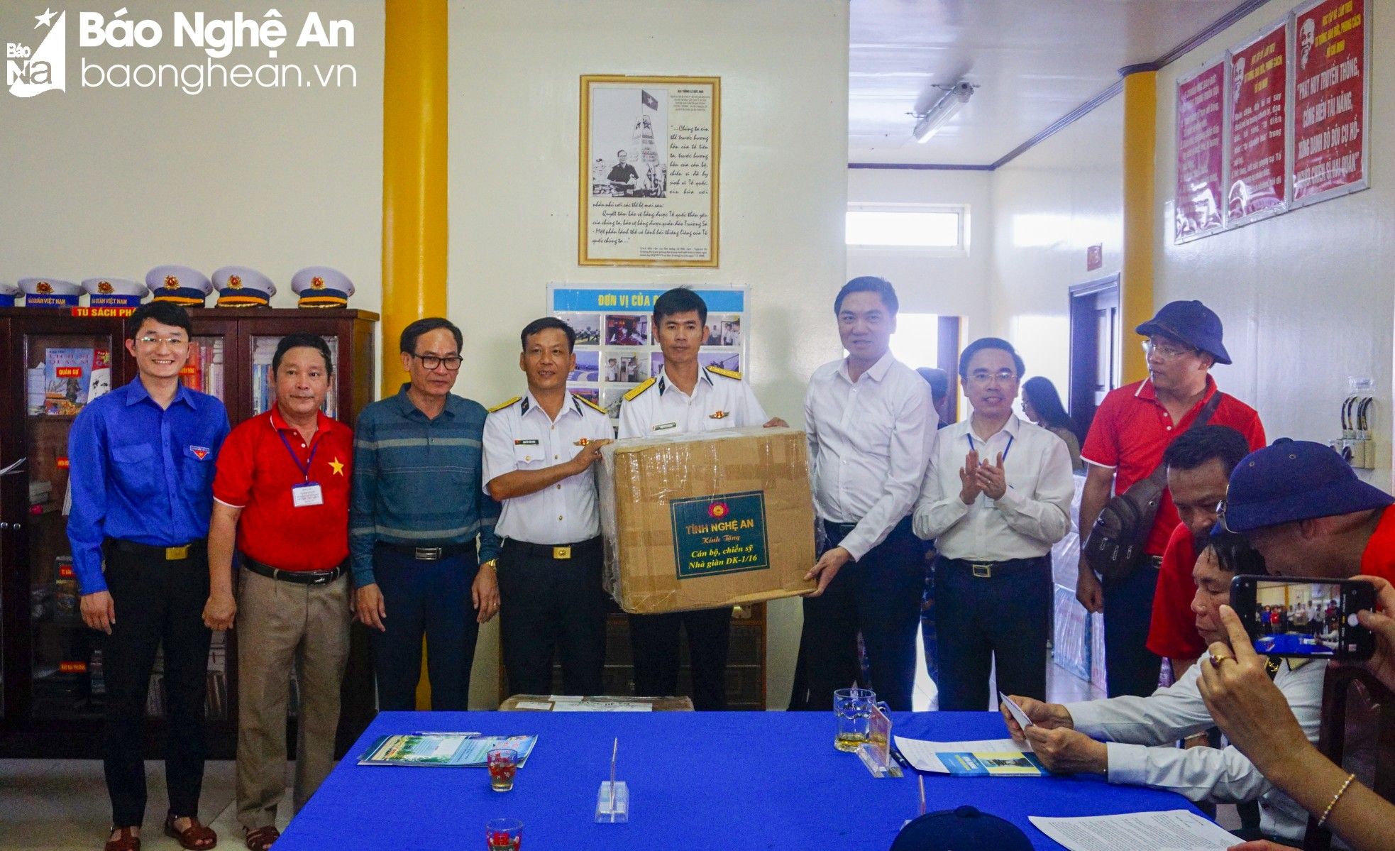 bna-doan-cong-tac-tang-qua-can-bo-chien-sy-nha-gian-dk-anh-manh-hung-7481.jpg