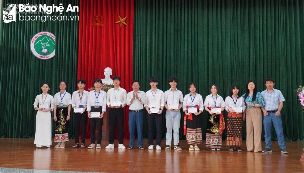 bna-ban-giam-hieu-truong-pt-dtnt-thpt-so-2-khen-thuong-cho-nguyen-quoc-cuong-va-nhung-hoc-sinh-dat-diem-cao-tai-ky-thi-thu-tot-nghiep-thpt-anh-my-ha-2976.jpg