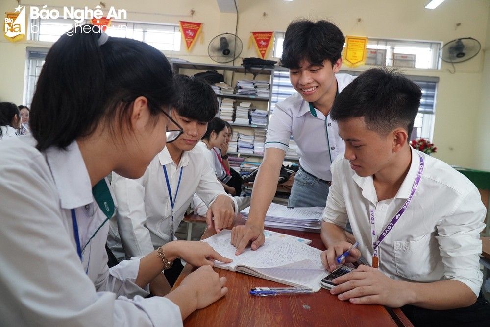 bna-nguyen-quoc-cuong-dung-la-hoc-sinh-noi-bat-o-truong-pt-dtnt-thpt-so-2-anh-my-ha-7115.jpg