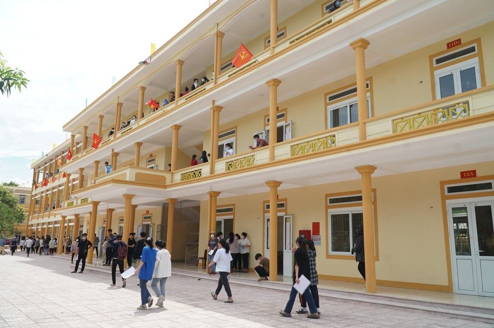 bna-thi-sinh-tham-du-ky-thi-tuyen-sinh-vao-lop-10-tai-diem-thi-truong-thpt-nguyen-duy-trinh-anh-my-ha-7800--n1.jpg