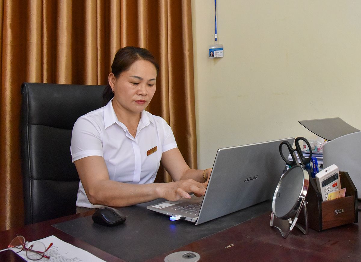 chi-lo-thi-thuy-dai-bieu-hdnd-huyen-con-cuong-chu-tich-ubnd-xa-lang-khe-anh-ht.jpg