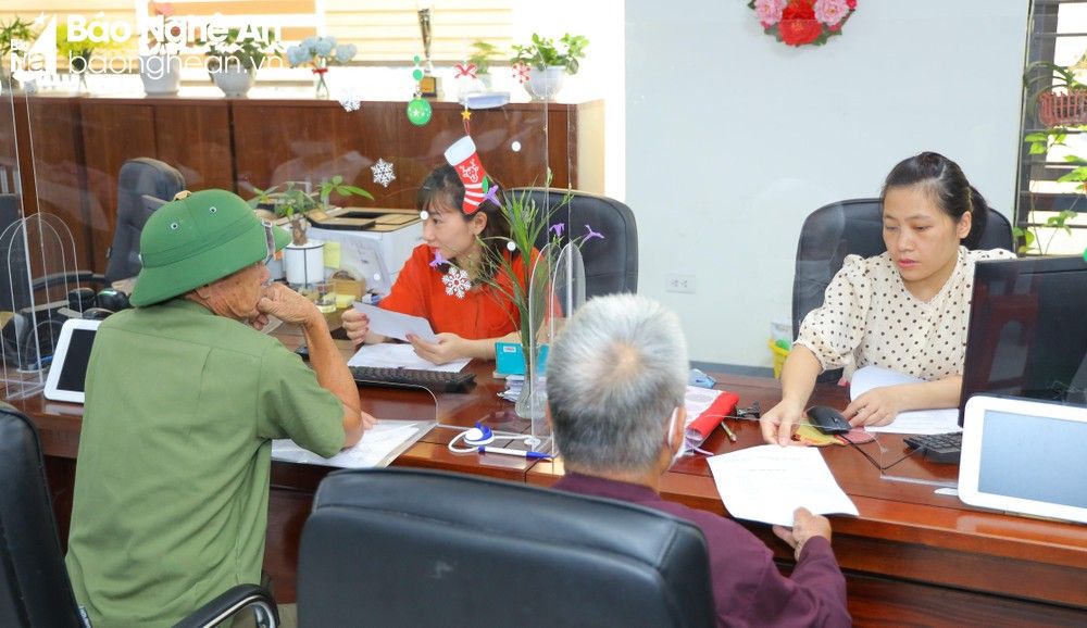 bna-nguoi-dan-lam-thu-tuc-tai-trung-tam-phu-vu-hanh-chinh-cong-tinh-ns-3824--n1.jpg