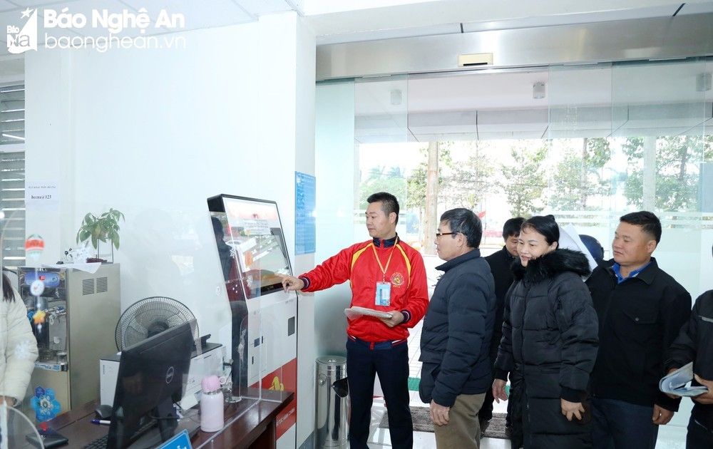 Phó Chủ tịch Thường trực UBND tỉnh kết luận về hoạt động của Trung tâm Phục vụ hành chính công tỉnh Nghệ An