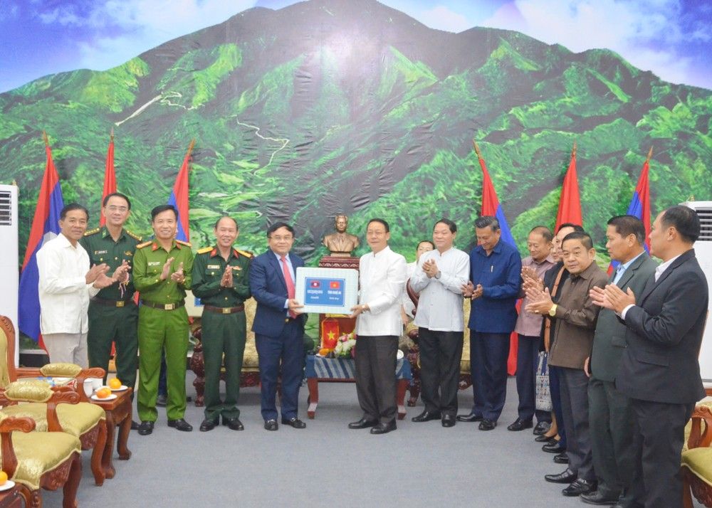 tinh-nghe-an-tang-qua-chuc-tet-bunpimay-cho-tinh-xaysomboun-3822.jpg