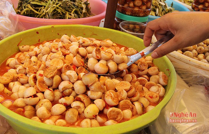 mon-ca-muoi-xoi-xu-nghe-co-ac-trung-la-uop-nhieu-loai-gia-vi-trong-o-noi-troi-nhat-la-ot-cay-va-toi-cu-.jpg