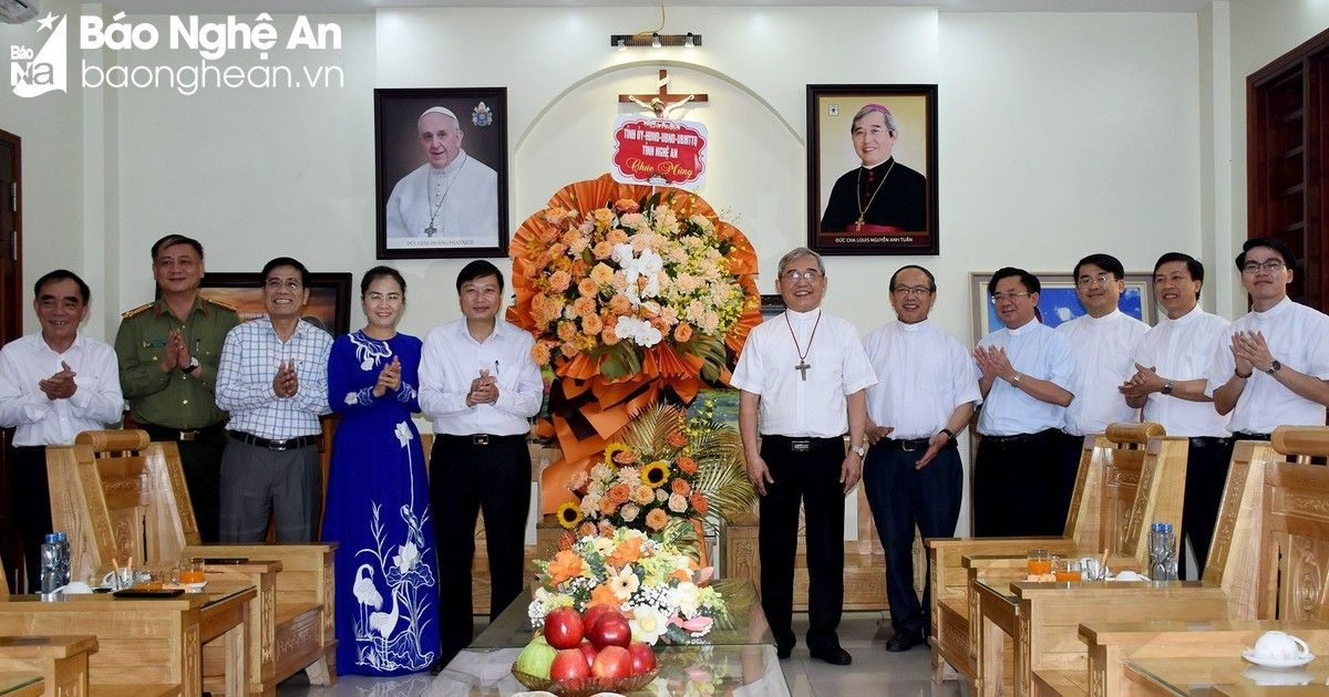 Lãnh đạo tỉnh Nghệ An chúc mừng tân Giám mục Chính tòa Giáo phận Hà Tĩnh