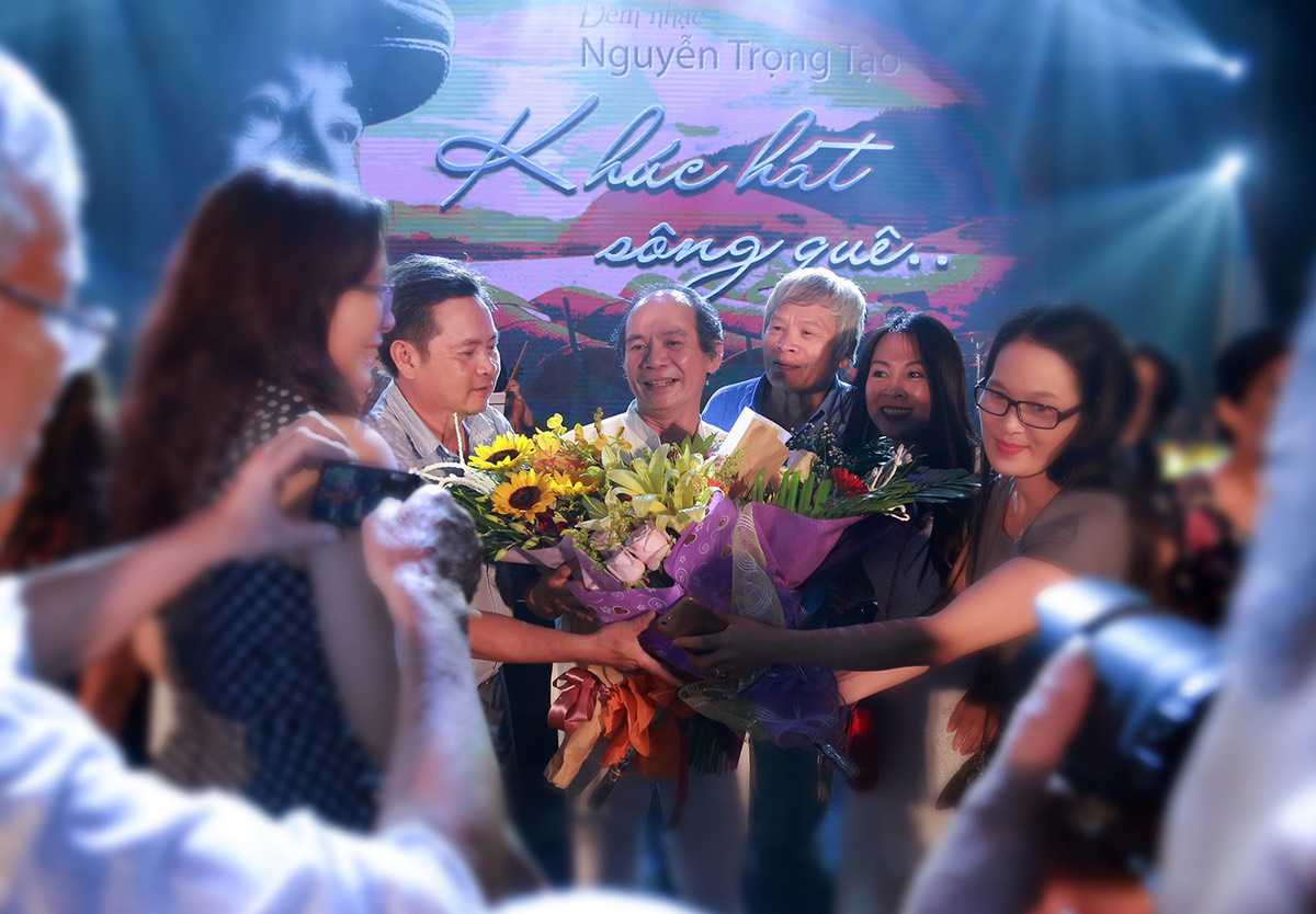 nha-tho-nhac-sy-nguyen-trong-tao-sau-em-nhac-khuc-hat-song-que.jpg