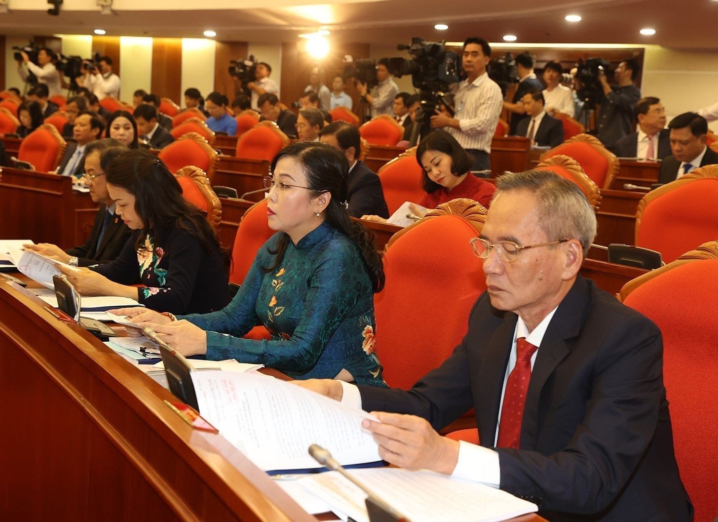 vna-potal-tong-bi-thu-nguyen-phu-trong-chu-tri-va-phat-bieu-khai-mac-hoi-nghi-trung-uong-giua-nhiem-ky-khoa-xiii-6731384-355.jpg