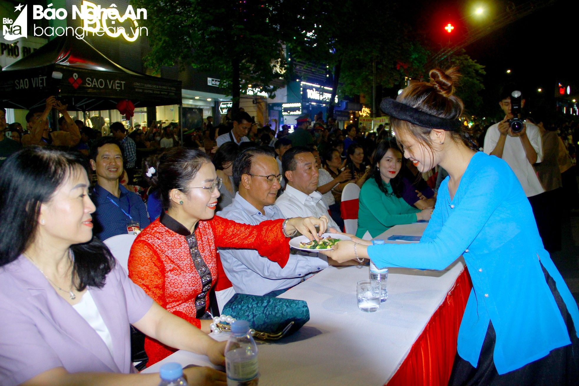 bna-tiet-muc-moi-trau-dac-sac-tai-le-hoi-anh-quang-an-542.jpg