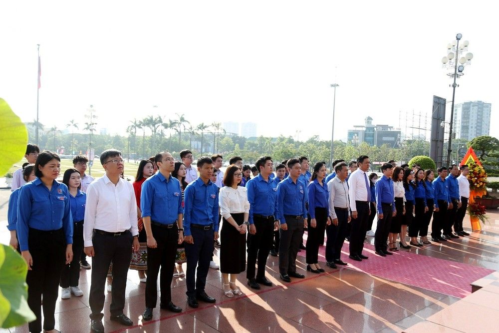 bna-cac-dai-bieu-trung-uong-va-dia-phuong-dang-hoa-tai-quang-truong-ho-chi-minh-truoc-khi-tham-du-dien-dan-anh-my-ha-2546.jpg