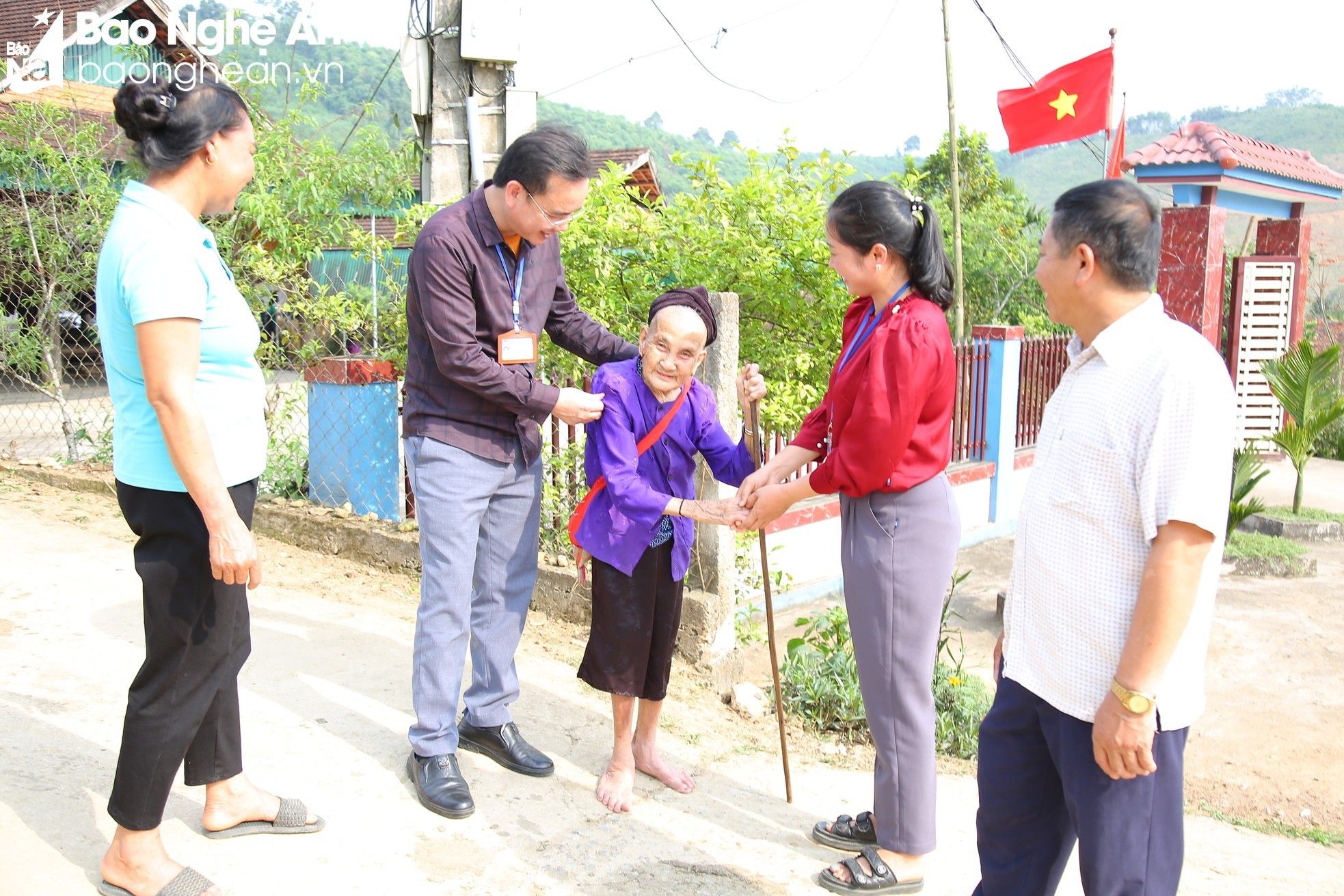 can-bo-xa-mau-duc-tham-hoi-nguoi-dan-ban-chom-muong-xa-mau-duc-anh-tn-8557-9331--n1.jpg