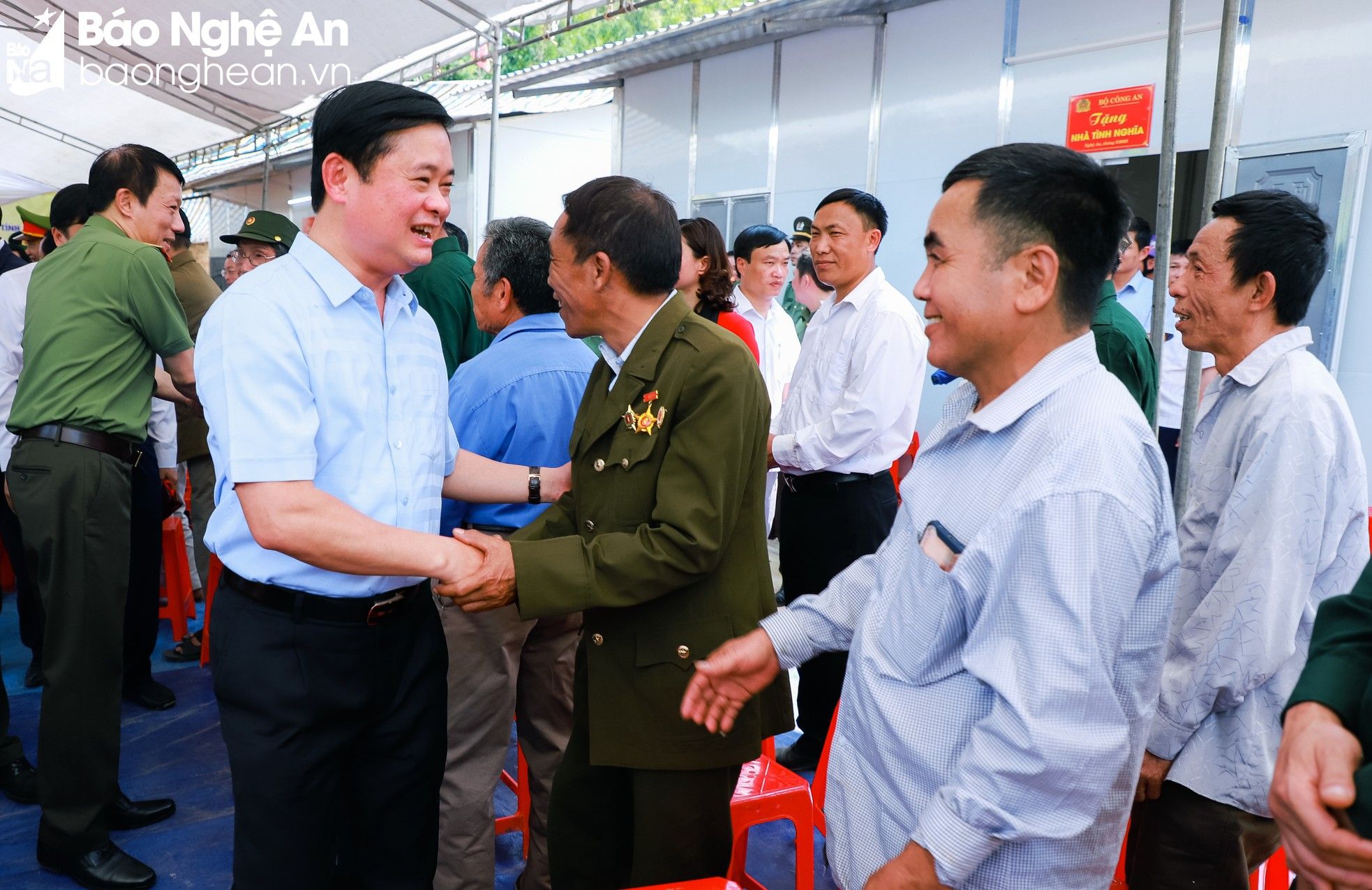 bna-bi-thu-tinh-uy-nghe-an-thai-thanh-quy-tham-hoi-nguoi-dan-ban-vang-mon-xa-tam-hop-huyen-tuong-duong-thanh-duy-8652.jpg