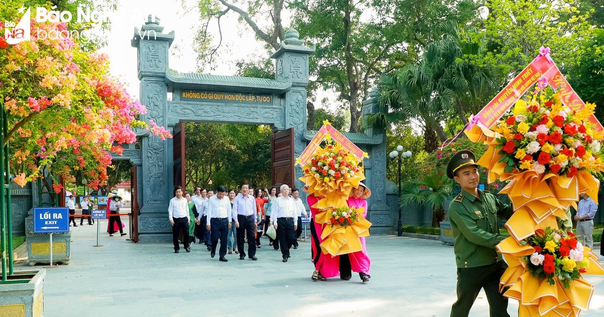 Nguyên Chủ tịch nước Nguyễn Minh Triết dâng hoa, dâng hương tưởng niệm Chủ tịch Hồ Chí Minh