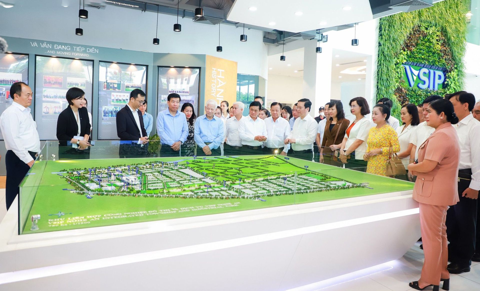 Nguyên Chủ tịch nước Nguyễn Minh Triết mong muốn VSIP Nghệ An trở thành cú hích góp phần cho tỉnh có bước phát triển nhảy vọt